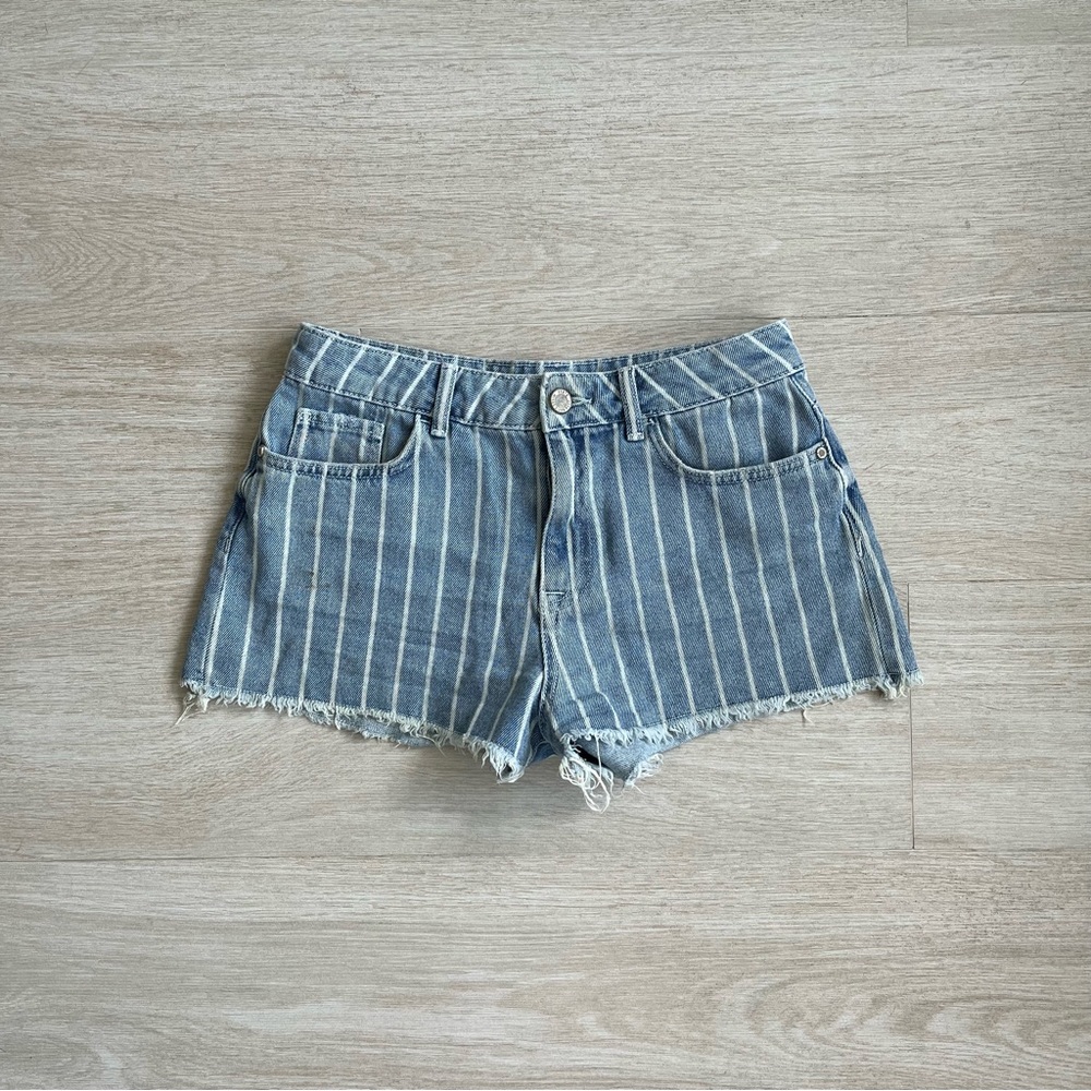 Zara stripe denim shorts. Mid rise with pinstripe pattern. Size 4